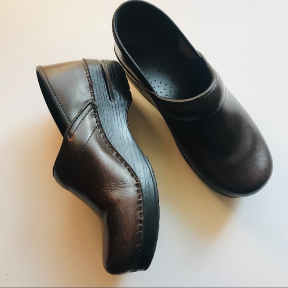 Dansko Women’s Brown Clogs GUC size 39 - Picture 4 of 8